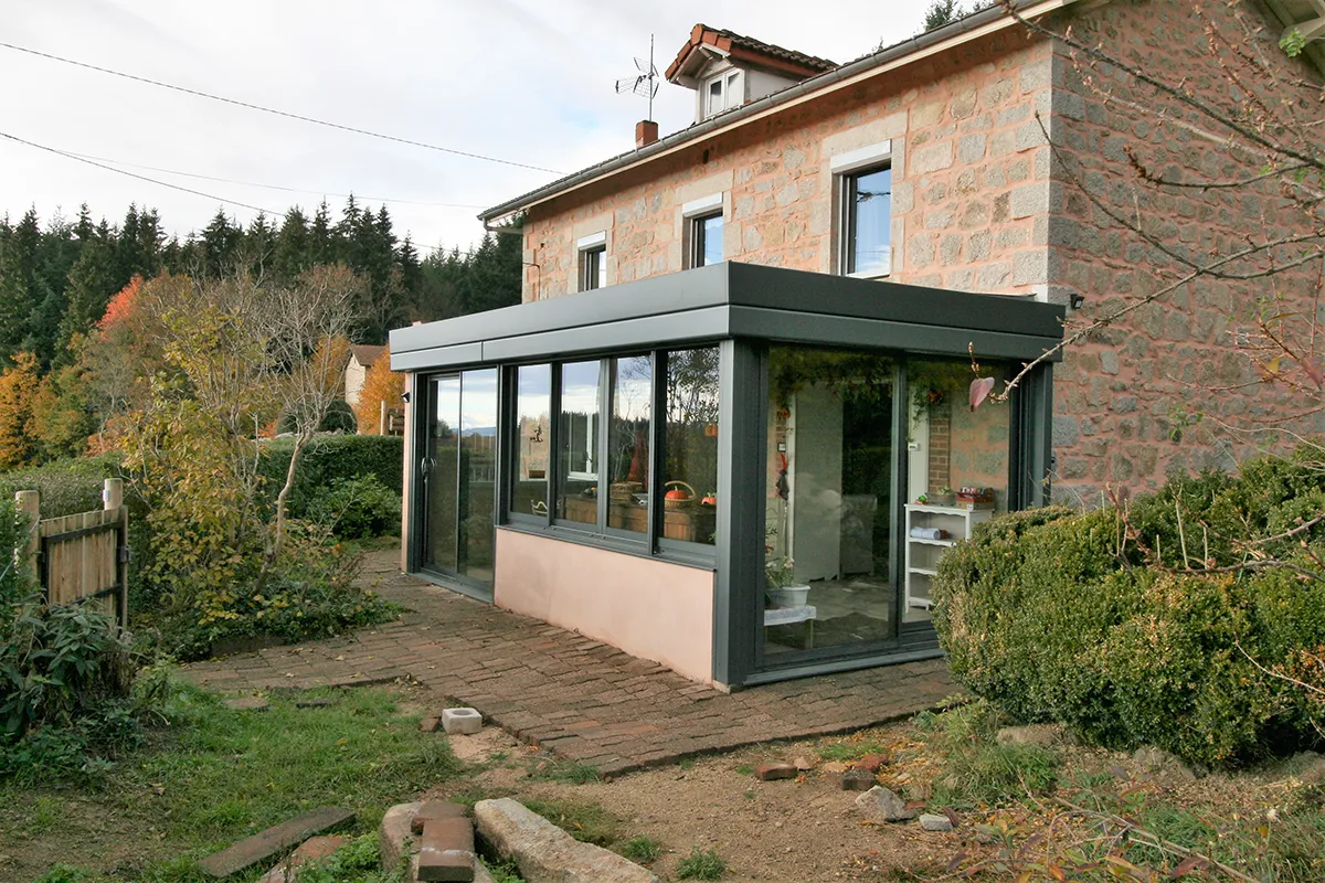 Véranda moderne et lumineuse utilisable toute l’année – Arconsat